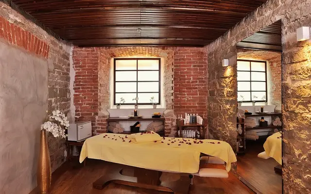 Tuğla duvarlı, gül yapraklı masaj odası — Mecidiyeköy, Masaj Salonun