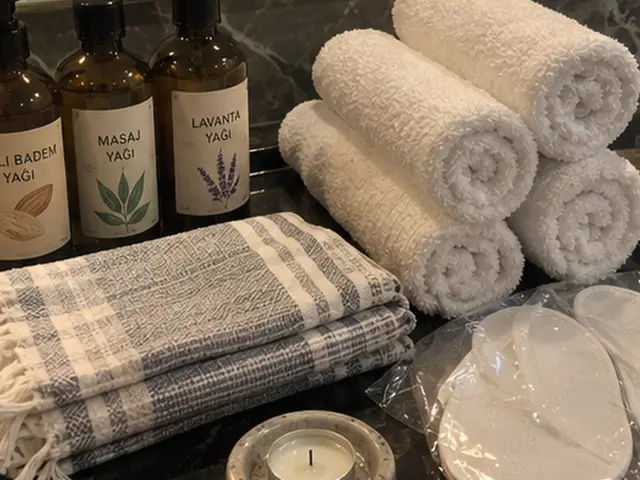 Masaj ve lavanta yağı, rulo havlular ve ekose peştemal — Mecidiyeköy, Masaj Salonun