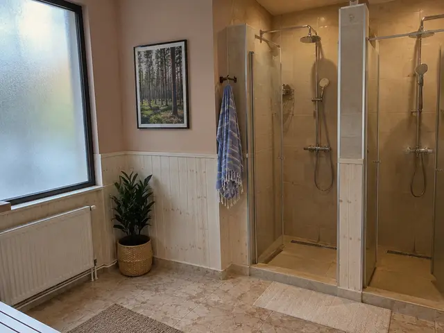 Duş kabinleri ve bank bulunan hamam öncesi alan — Mecidiyeköy, Masaj Salonun