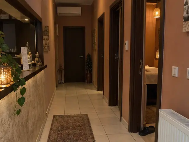 Fayans zeminli, halılı salon koridoru — Mecidiyeköy, Masaj Salonun